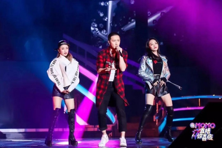 直播好赚钱啊!陌陌女播主居然比迪丽热巴赚得还多啊