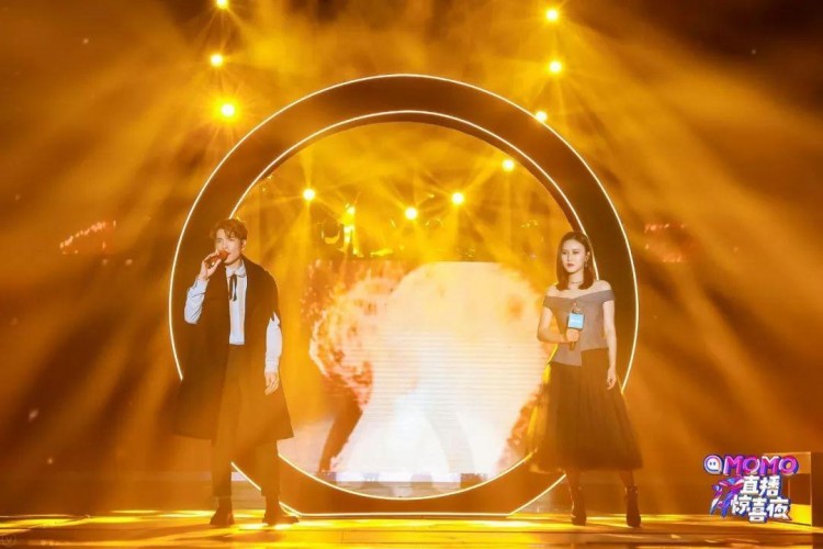 直播好赚钱啊!陌陌女播主居然比迪丽热巴赚得还多啊